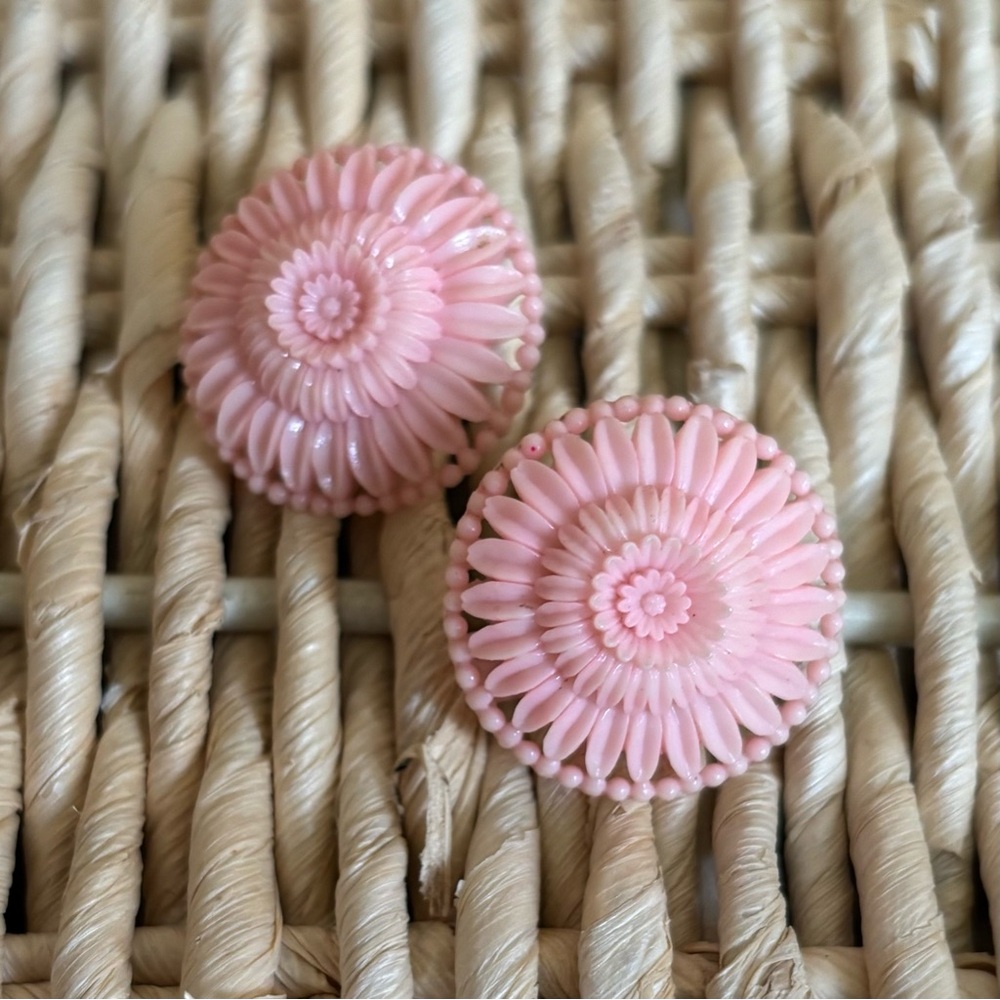 70's Peachy Pink Floral Plastic Screwback Earrings - 70's Costume Jewelry